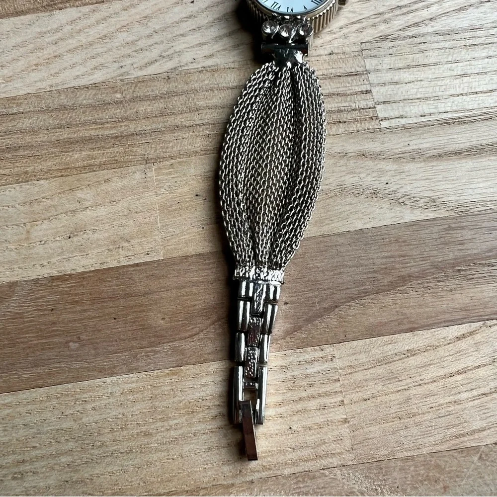 LGP ladies silver tone bracelet fashion watch NEW BATTERY